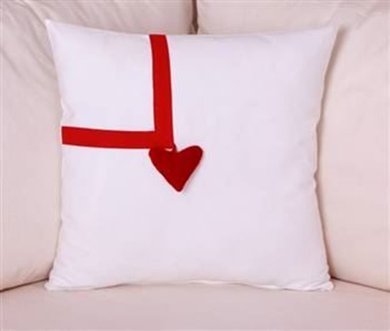 resm Koton Beyaz Kırmızı Kadife 1 Kalp Sarkaçlı Yastık Kırlent Kılıfı