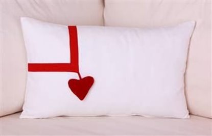 Resim Koton Beyaz Kırmızı Kadife 1 Kalp Sarkaçlı Yastık Kırlent Kılıfı
