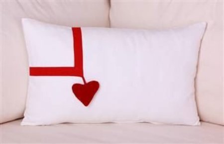 Koton Beyaz Kırmızı Kadife 1 Kalp Sarkaçlı Yastık Kırlent Kılıfı resmi