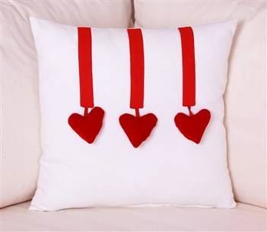 resm Koton Beyaz Kırmızı Kadife 3 Kalp Sarkaçlı Yastık Kırlent Kılıfı
