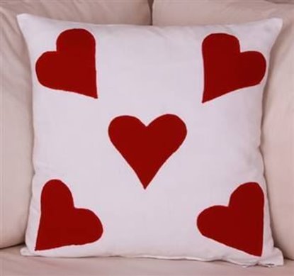 Resim Koton Beyaz Kırmızı Kalpler Aplike Dekoratif Yastık Kırlent Kılıfı