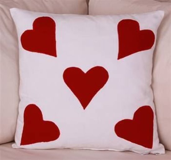 resm Koton Beyaz Kırmızı Kalpler Aplike Dekoratif Yastık Kırlent Kılıfı