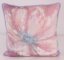 KADİFE ŞÖNİL PEMBE MAVİ ÇİÇEK DESEN BASKI DEKORATİF YASTIK resmi